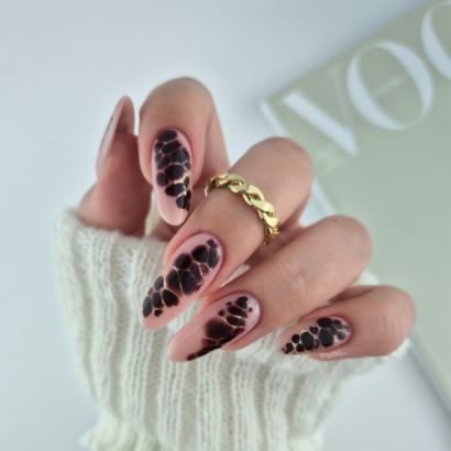 UV VARNISH 137 – MYSTIC MAHOGANY - Esmalte híbrido UV/LED, tono caoba místico intenso, colección Free Spirit