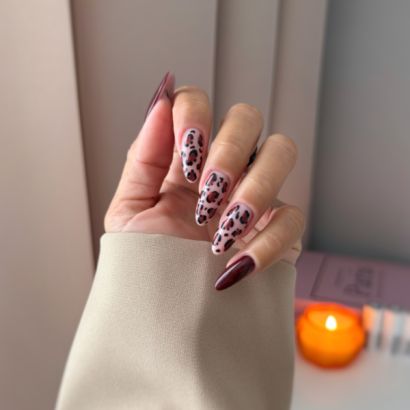 UV VARNISH 502 – LES TROUBLES - Vernis hybride UV/LED, bordeaux foncé mystérieux, collection The Color Is Now